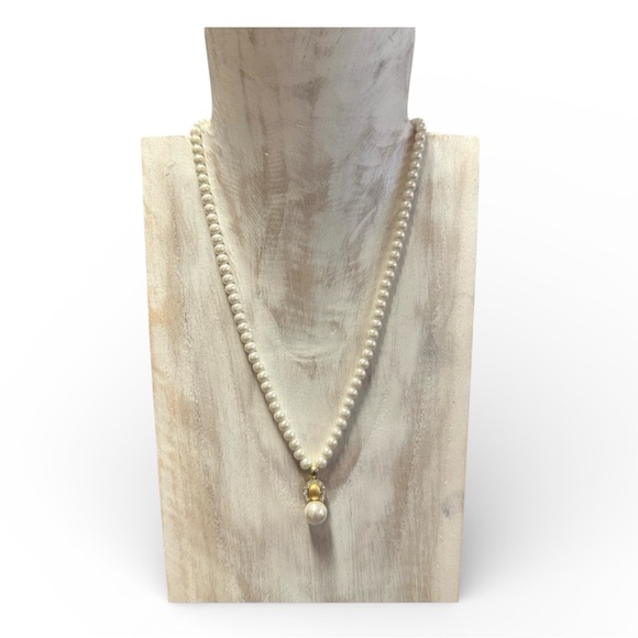 Jewelry - Elegant Pearl Necklace with Gold Accents